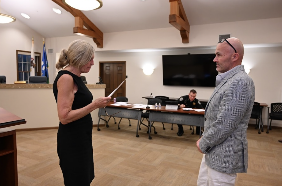 Swearing in of Commissioner T. Huff by Mayor McCombie